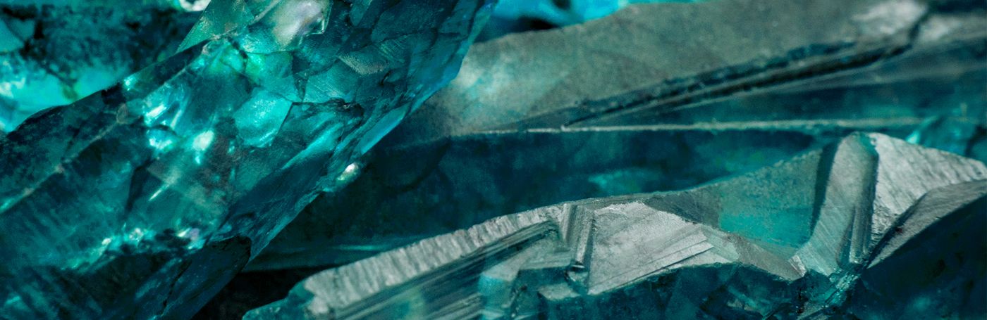 aquamarinesandrawcrystalgemsconceptwithcloseupofa