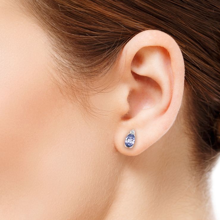 Fiore OV WG Tanzanite on ear