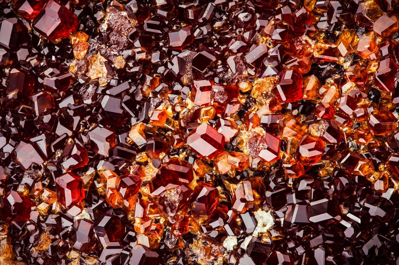 grossularredgarnetcluster macrodetailtexturebackground close upraw 3